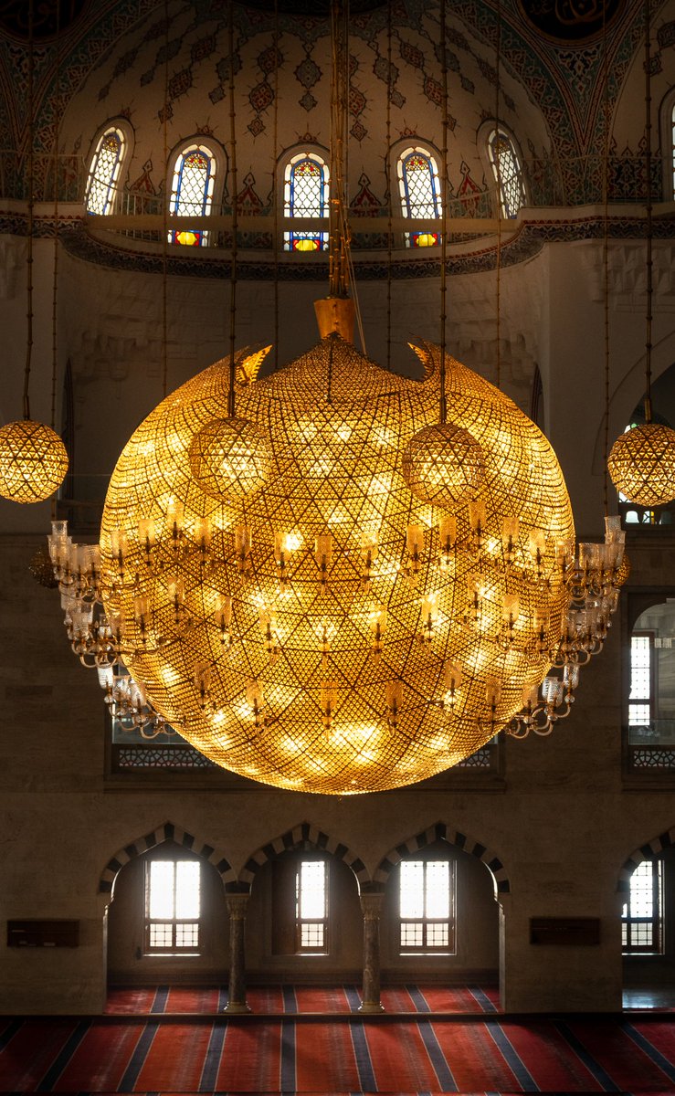 ilayda070000's tweet photo. Kuran okuyan abi özellikle not düşmemi istedi: Ramazan'ın son günlerini 𝓲𝓽𝓲𝓴𝓪̂𝓯  ile taçlandıran bir kalp...
📍Kocatepe Camii, Ankara https://t.co/G9KLzCeii6