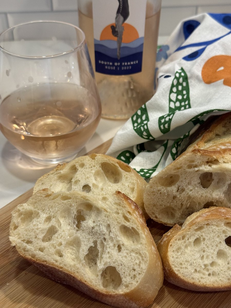 inpamskitchen's tweet image. National French Bread Day: French bread + French rosé… coincidence? Absolutely not.

🥖🥖🥖

#frenchbread #hamptonwater #rosé #wine @hamptonwater @JesseBND