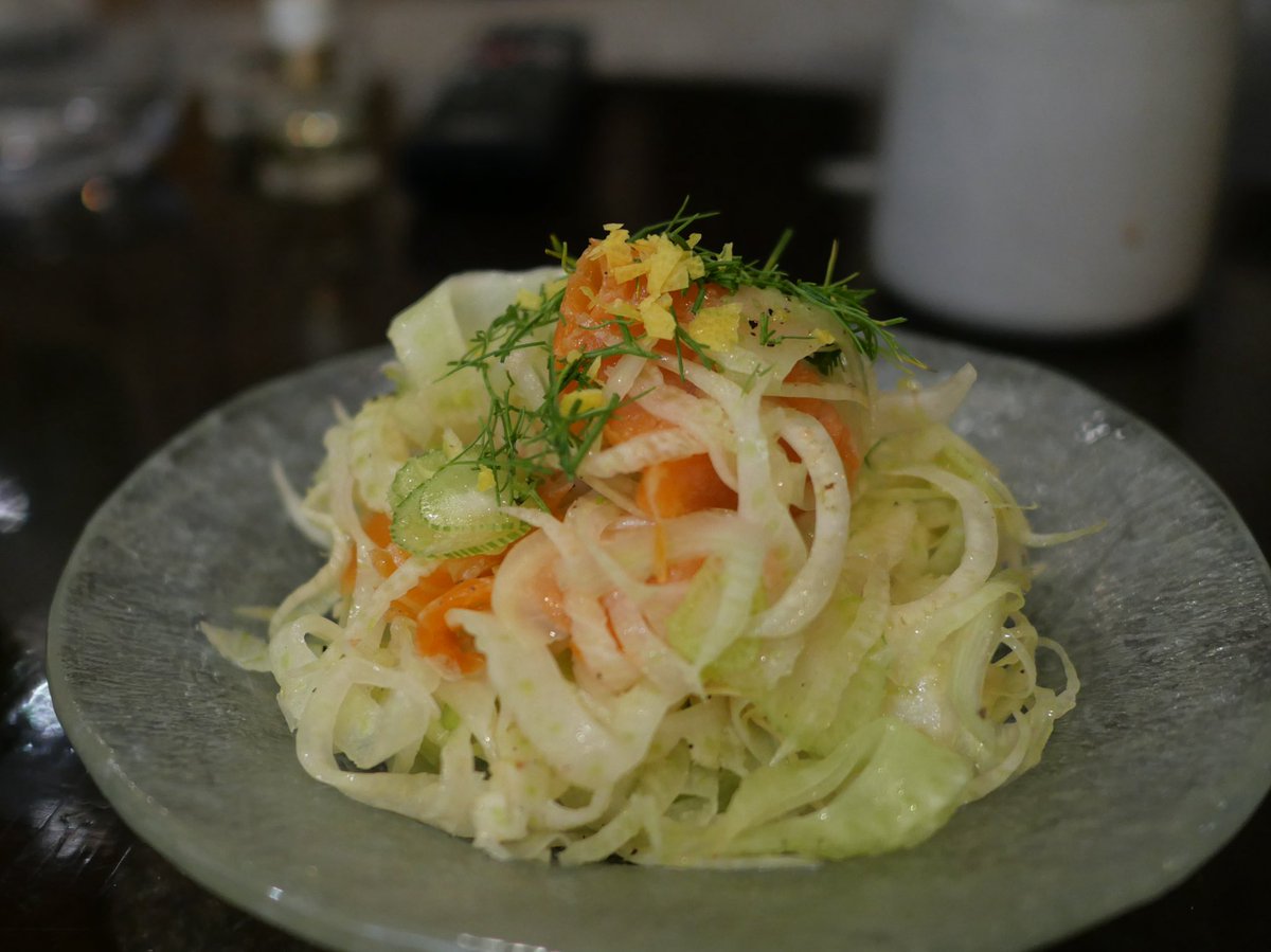 フェンネルってハーブだと思ってたけど、生野菜として食べられるんだ。浅漬けにしてスモークサーモン、レモン汁、オリーブオイルと和えるとおいしい。