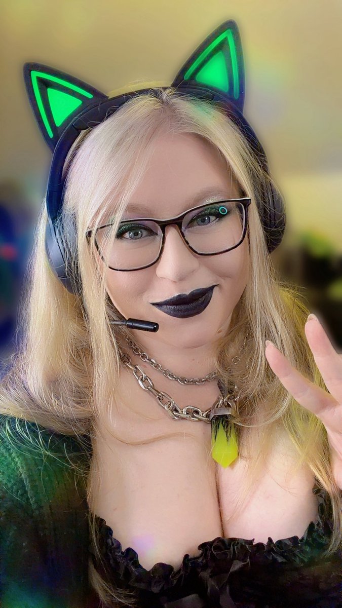 LunaFeef tweet media