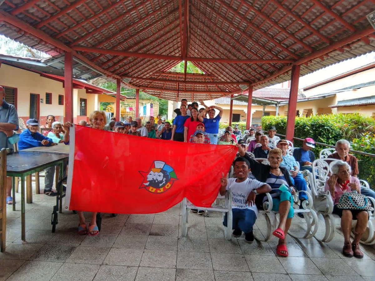 FilialHlg's tweet photo. @FilialHlg
@UCMHolguin
🌹🌹Jóvenes de nuestra Universidad y de nuestra  Filial visitaron la Casa de Abuelos "Pedro Vázquez Hidalgo" para realizar una actividad de promoción de salud.🌹🌹
¡En un ambiente lleno de aprendizajes y sonrisas, juventud y experiencia!👈
#CubaEstáFirme https://t.co/ERLiG9Wngh
