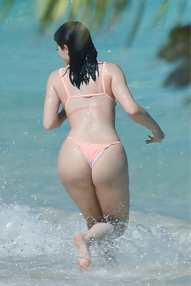 movieclipscom's tweet photo. Kylie Jenner photographed by Paparazzi at the beach #Kyliejenner https://t.co/LRxugAtno1