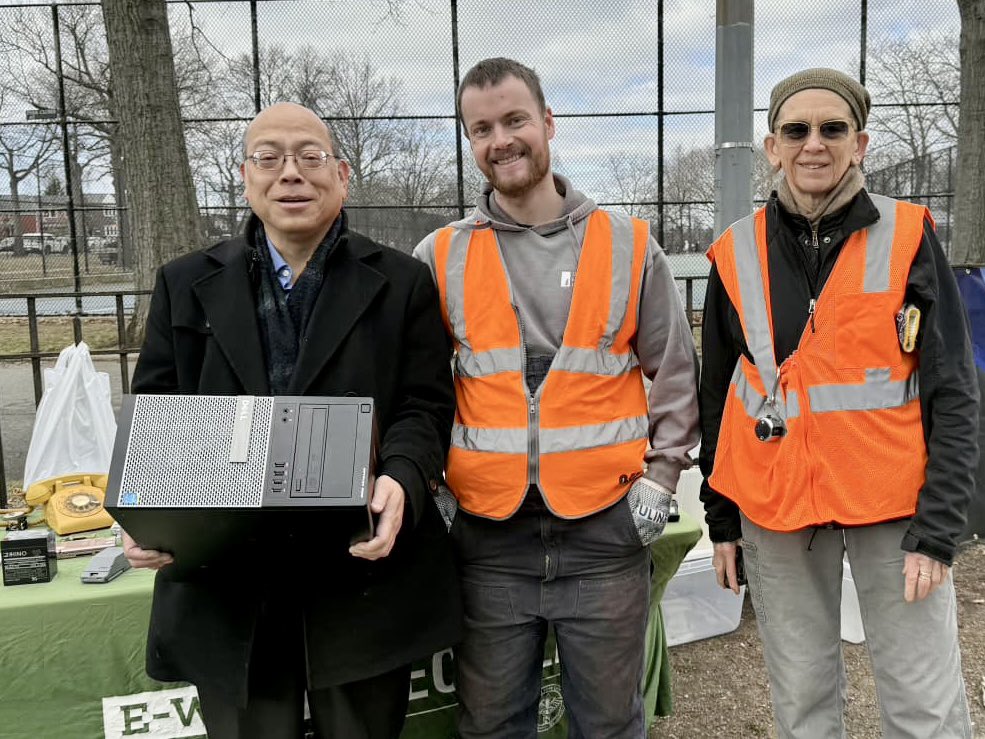 PhilWongNYC's tweet photo. Beautiful day at Juniper Valley Park for our electronic waste and textile recycling event. 

Thanks to the LES Ecology Center for organizing. 

See you all April 18th for our Earth Day event at Maspeth Federal Savings! https://t.co/fY234YZIff