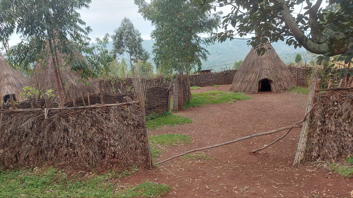 NiyonkuruLongin's tweet photo. Comne Muramvya, Zon Mbuye,  collne Teka, site touristique: Eclos (Ikigabiro)de Mwezi Gisabo. Des maisonettes à style traditionnel et à rôles differents, selon les besoins de la famille Royale. Endroit à bien aménager, immortaliser et classer au patrimoine historique du #Burundi https://t.co/jd5xs34h6v