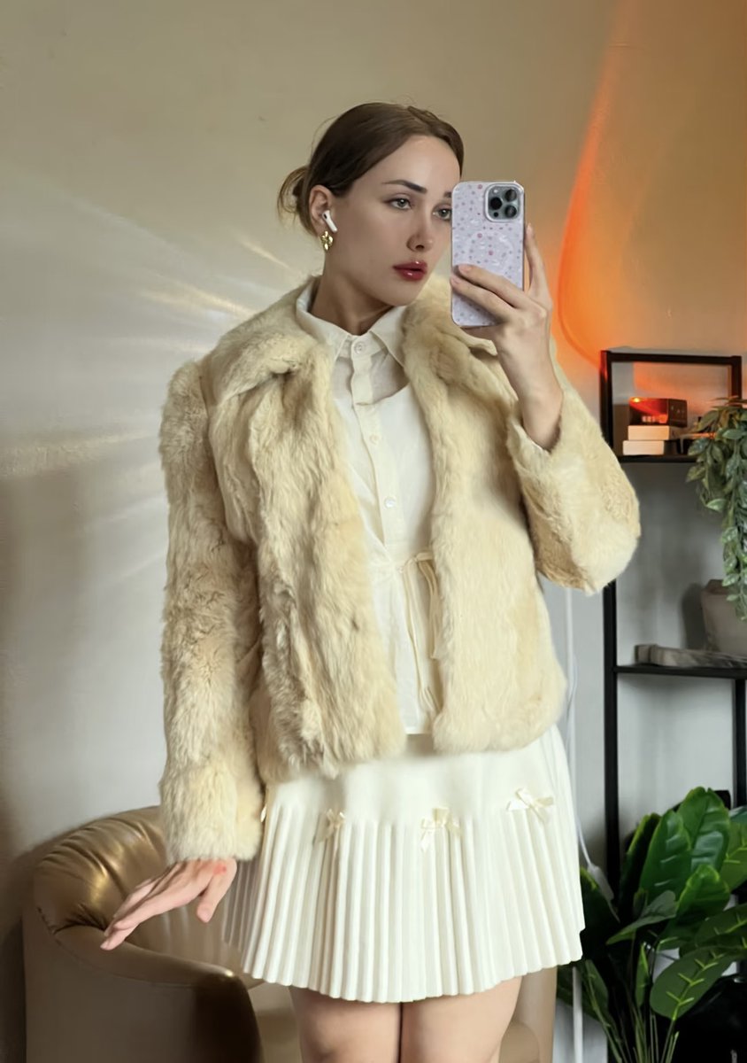 ErmelindaTosi's tweet image. The young lady has arrived, everyone please make way#BritishElegance #VintageChic #SoftGirlAesthetic #ClassyOutfit