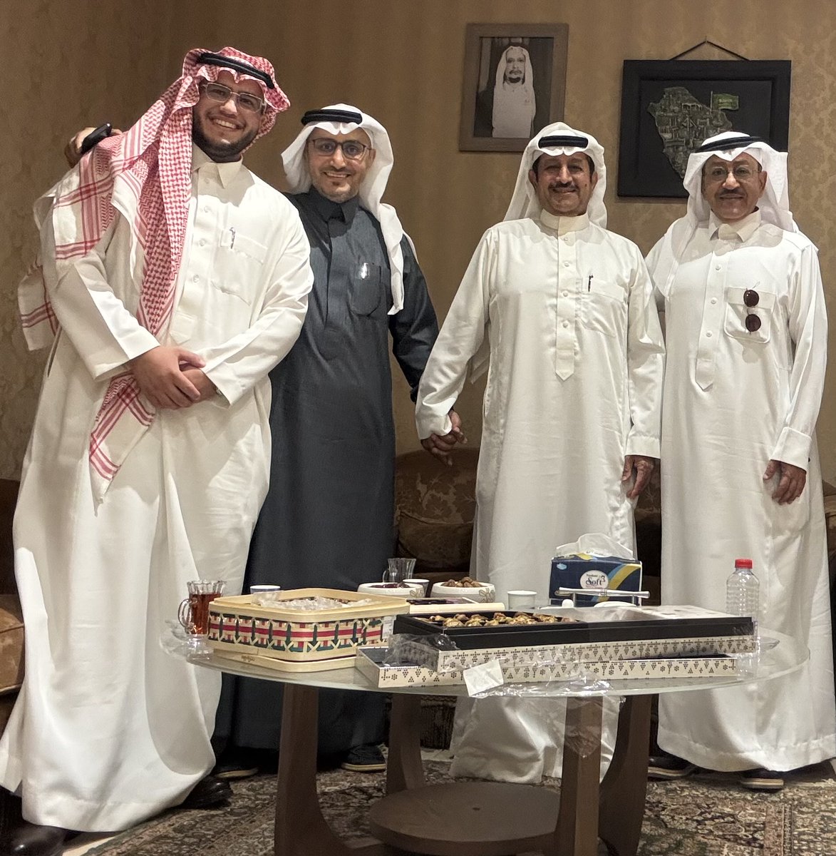 alehaidib's tweet photo. ظهر اليوم أصبح عيدنا عيدين فقد تشرفنا بزيارة أحد رموز الشهامة والنبل:المحامي محمد الضبعان في منزلي وبحضور شقيقي خالد(لقبته بسيد الوصل)والأستاذ سلمان بن أحمد السلمان(أبو فارس)وأبنائي مهند وسليمان وأسامة،وعندما يحضر  عصامي نشأ على المروءة يحلو الحديث عن المواقف مع وعاء المعروف بين شديد الإمتنان و غريب الجحود و مجالس الرجال مدرسة الأجيال،وعلى الجدار صورة والدي سليمان جامعة في البيان بين نبل و إمتنان(تغمده الله بواسع رحمته)