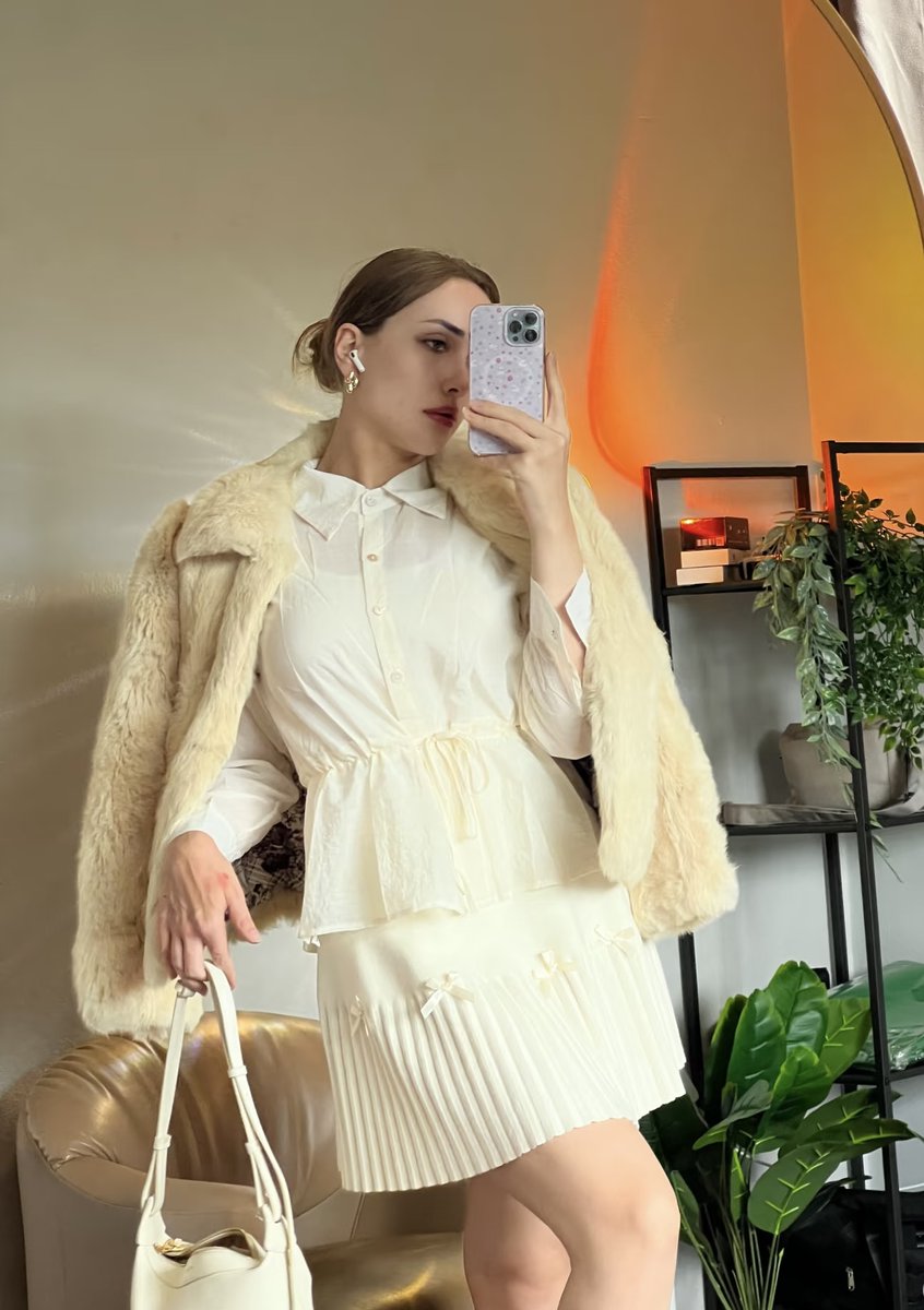 ErmelindaTosi's tweet image. The young lady has arrived, everyone please make way#BritishElegance #VintageChic #SoftGirlAesthetic #ClassyOutfit