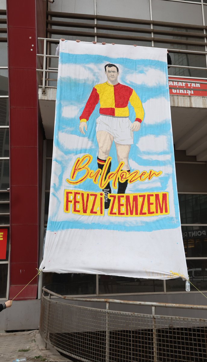 Sadece pankartlarla, anılarla, sosyal medya paylaşımlarıyla değil efsanelerimizi tanıyarak, içselleştirerek yarınlarımıza bakmalıyız. 

Buldozer Fevzi Zemzem ve tüm efsanelerimizi saygı, minnet ve rahmetle anıyoruz.

#Göztepe
#ÖlümsüzGöztepeliler
