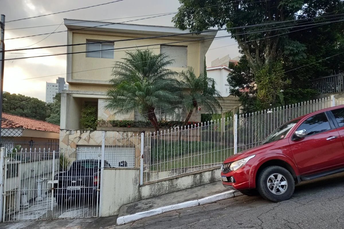 ZeMarcos88's tweet photo. @EstagiariodaF1 Essa casa ficava na região do Tremembé. Uma rua bem íngreme. A patroa da minha mãe inclusive disse que muitos moradores mais antigos lembravam do Senna descendo a rua testando o kart.  O nome da rua é a Rua Pedro, 817. 

Essa era a casa: https://t.co/ksfwZ6OCRq