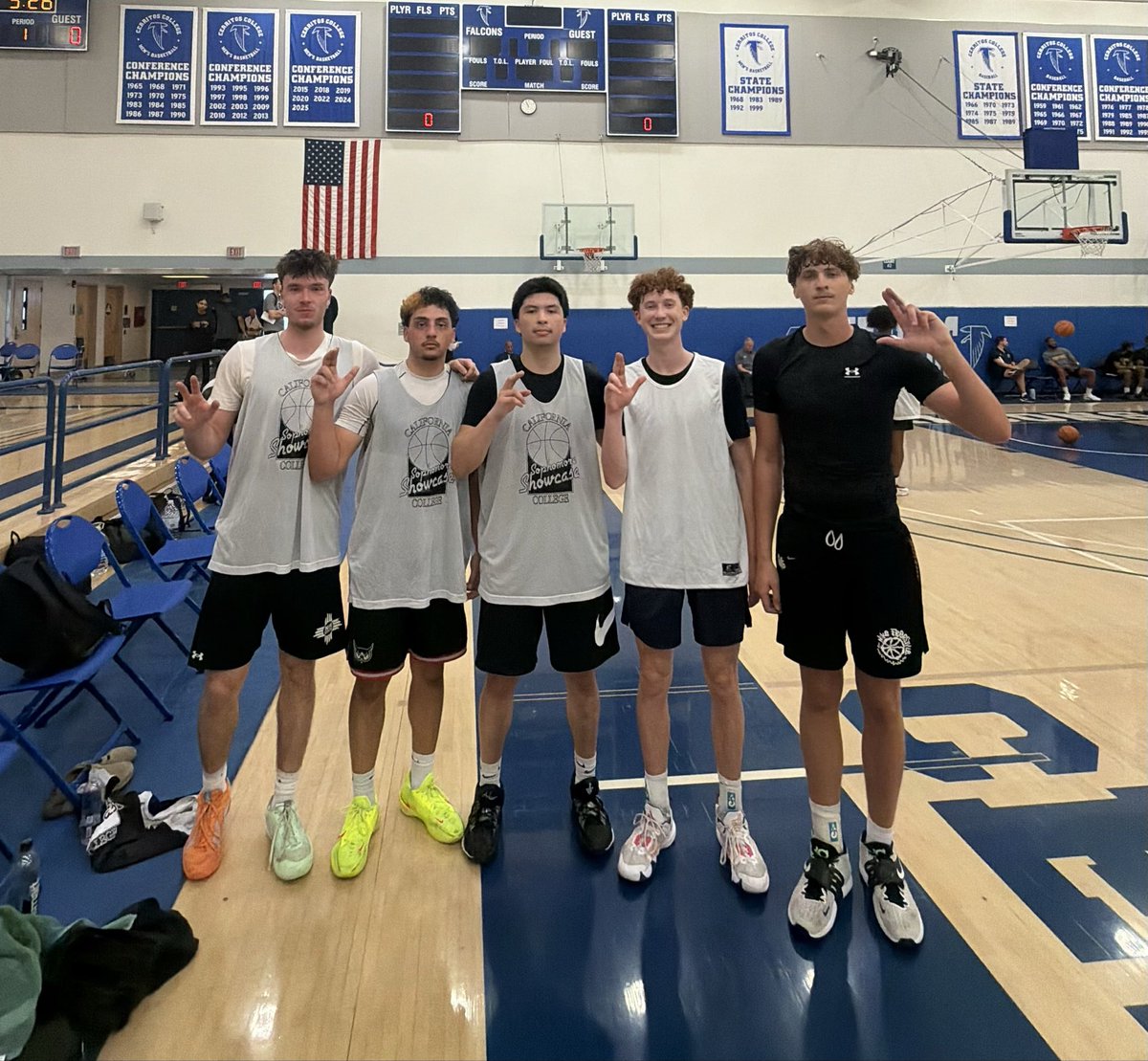 CoachMikeBarton's tweet photo. @FoothillMBB_ sophomores competing at the SoCal Sophomore Showcase in front of college coaches.  Way to represent and compete fellas! https://t.co/5ZXeU0VkLN
