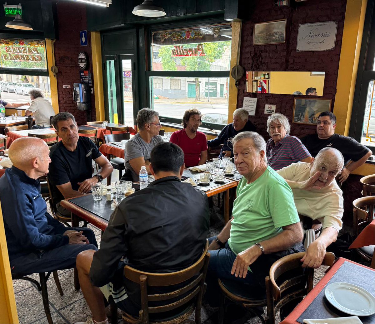 Ector84069174's tweet photo. Almorzando con amigos en Parrilla San José,  por supuesto hablando del Casla . https://t.co/kTjpclPexn