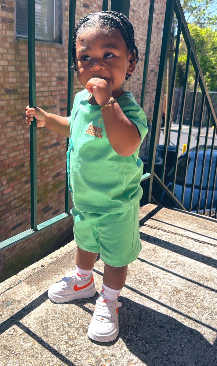 ne ᥫ᭡ tweet media