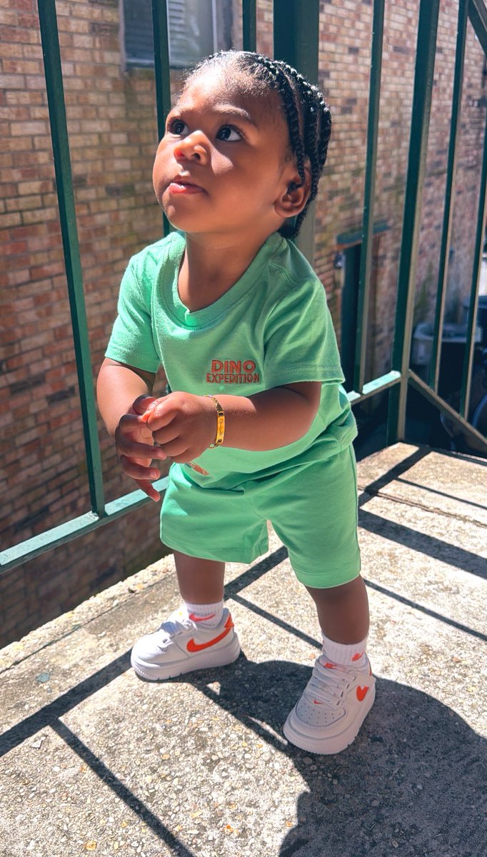 ne ᥫ᭡ tweet media