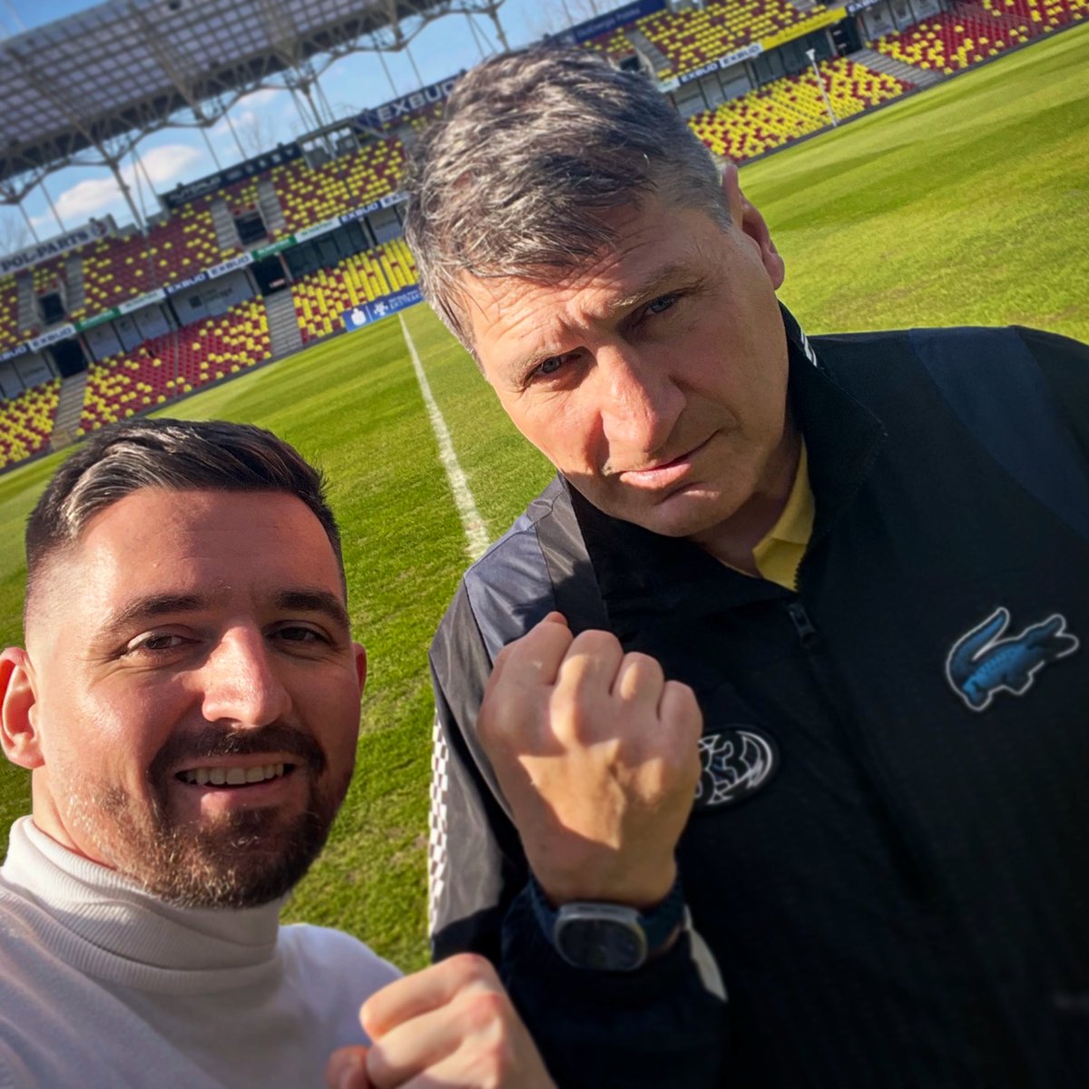 michal_siejak's tweet image. Robim co możem, aby przyciągnąć Was na jutrzejszy mecz wagi ciężkiej #KORARK 🥊

Bądźcie na stadionie co najmniej godzinę przed meczem - na dziedzińcu będzie na Was czekał nie lada gość… 👀 

Razem budujmy kulturę wcześniejszego przychodzenia na Koronę 👋