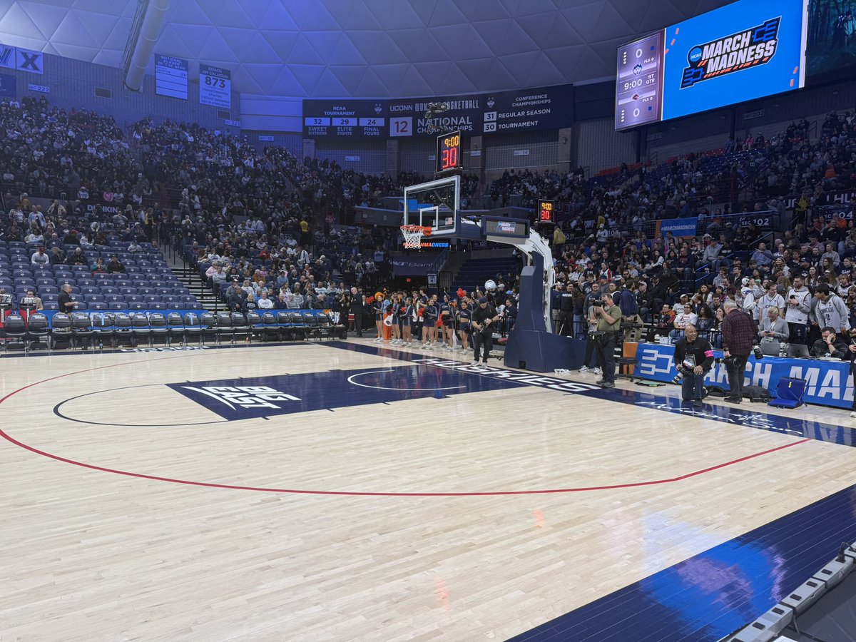 PresidentEighmy's tweet image. Great being here in Storrs for our @UTSAWBB game against @UConnWBB!!! Let’s Go, Birds Up!!! @CoachKarenA @LisaUTSA @UTSAAthletics @UTSA @UTHealthSA @UTSAAlumni @UTHealthSAlumni @utsystem @American_Conf #BeBold!!!