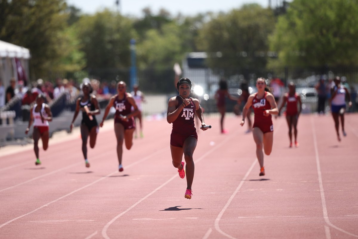 The Aggie women secure first in the 4x100m with a time of 43.58 ‼️

#GIgEm // #AggieTF