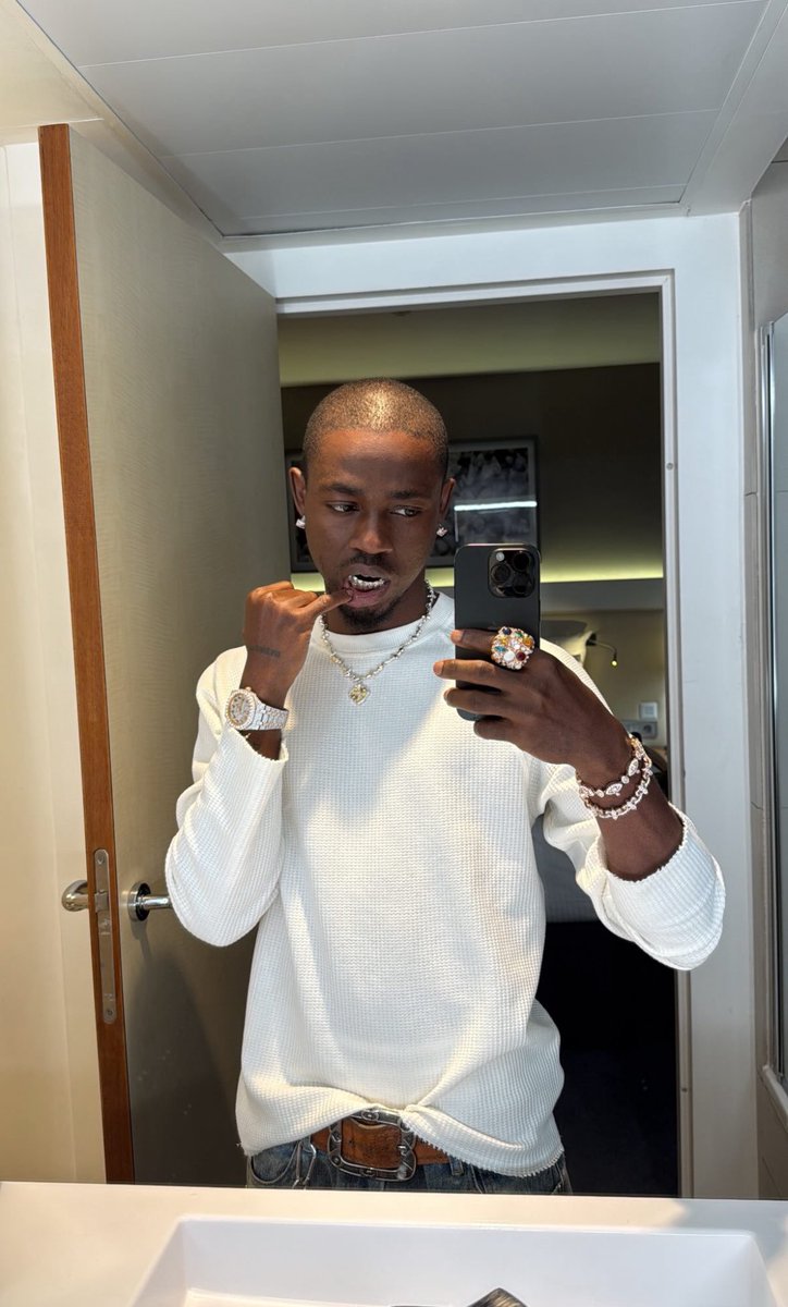 Famous👑 tweet media