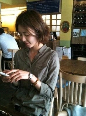 SayNo_love's tweet photo. 청담동 

에서 수 많은 연예인들을 만났는데 내가 한창 좋아했던
배우 이연희님이 방문했을 때 일이다.

그때 SKII라는 화장품 광고 모델로 최고의 전성기를 달리고 
있었고 드라마에서도 여주인공으로 큰 활약을 하고 있었으니
웬만한 남정네들은 안 좋아할 수 없는 그야말로  청춘 만화에서 나 나올법한 첫사랑 소녀 그 자체였다.

아이폰을 썼던 나는 잠금 화면과 배경 화면에
각각 다른 이연희님의 사진으로 저장이 되어 있었는데
그 만화 속 주인공이 내 앞에 앉아 있는 것이었다.
정말이지 놀라지 않을 수가 없었다.
내 눈 앞의 이연희님의 동작 하나하나는
CF를 보고 있는 것만 같았다.

메뉴 설명을 해드리고 스테이크 굽기를 받고
빠지려는 찰나에 나는 기지를 발휘했다.
내 안 주머니에서 핸드폰을 꺼내며 말했다.

<나>
"제가 꿈에서라도 꼭한번 만나 뵙고 싶었던 분이 
지금 제 앞에 있습니다. 제 핸드폰을 한번 봐주시겠습니까?
보셨다면 이연희님께서 직접 밀어서 잠금 해제를 해주세요"

밀어서 잠금 해제를 하신

<이연희님>
"제가 촬영 때문에 와인은 마시지 않으려고 했는데,
안 마실 수가 없게 됐네요"

그렇다 처음부터 와인은 마실 생각이 없었다는 것을 
나는 알고 있었다 보통 메뉴 설명이 끝나고 빠질 때까지
와인 리스트를 펼쳐보지 않고 있다는 것을 예의주시하고 있었기 때문이었고 대부분 그러면 와인은 주문하지 않기 때문이다.

나는 지금 무엇을 말하려고 이렇게 방대하게 연예인을 
서두로 꺼내어 들이미는 것일까? 

그들은 다른 차원의 다른 세계의 사람들이라는 말이다.
돈이 없어서 샴페인 한 병 주문 하고 못하고 하는 사람들이
전혀 아니다. 가격도 크게 관여치 않는다는 것인데,
그들에게 음식과 와인은 하나의 패션이다.

시간을 때우고 배가 고파서 먹는 그런 게 아니란 말이다.
이것을 이해하지 못한다면 절대 그들의 호주머니 속
지갑을 털어 먹을 수가 없다는 말이다.
처음부터 이런 작전을 써먹으려 했던 것은 아니었다.
그냥 얻어 걸렸었던 것이었지 악의적인 마음은 정말
추호도 없었지만,

나는 이것을 빌미로 연예인이 왔다 하기만 하면 
"밀어서 장금 해제" 방법을 써먹었다.

한고은님이 왔을 때는 샴페인 5병을 팔았다.
나보고 고수라고 매니져 번호를 주시며 나중에 결혼하면 
하객으로 가겠다고 했다. (그 전화번호 아직 저장되어 있다)

SES 멤버이셨던 가수 바다님이 왔을 때는 "암쏘 메에~"
하며 손가락 돌리면서 춤까지 춰서 샴페인 7병을 팔아제꼈다.

이까지 읽고 무슨 생각이 드는가? 내가 광대 같은가?
내가 월급루팡에 오피스빌런이라고 생각되는 사람 손!
뜨끔하지 않나? 

같은 공간에서 같은 시간을 쓰고 있지 않은가?
기왕 일하는 거 남들과 다르게 하고 싶었다.  
그 누구도 시도하지 않은 것을 하고 싶었다.
아무도 생각해내지 못한 것들을 하고 싶었다.
코르크맨도 자주 오시는 손님들께 여러 번 해드리다 보니까
약빨이 떨어지는 것 같았다. 

그래서 나는 종로에 있는 낙원상가로 가서
딴따라 밤 무대 의상인
"빤짝이 옷"을 맞춰 입었다.

나는 어떻게 하면 어떻게 하면 와인 매출을 폭발 시킬 수
있을지 오직 그것만 고민 또 고민 하였다. 
이런 나의 행위 예술은 기본적으로 와인에 대한 전반적인
지식을 깔고 있었기에 가능했지 퍼포먼스만 잘한다고 되는 것은 아니라고 생각했다. 그래서 더욱더 와인을 파고 들었다.

나는 포도나무가 되고 싶었다. 
나는 나무 인간이 되고 싶었던 것이다.

그래서 나는 모쿠진이다. (일본어 모쿠: 나무 / 진: 사람)

아무것도 아닌 글 인 것 같지만 일주일을 고민하고,
토요일에서 일요일까지 썼습니다.
전문적인 와인에 대한 내용은 충분히 찾으시면 얼마든지
얻을 수 있는 세상 입니다. 
제가 지도를 펼쳐 여기가 북부 중부 남부로 나누어 
어느 지역에서 어떤 포도 품종이 유명합니다.
그러니 이것을 외우시고요, 보르도 와인은 1등급부터 5등급이 있는데 그랑크뤼가 이거고요 세컨이 이거구요,
이런 글을 썼다면 그 것을 아는 극 소수의 분들만 이해를 하셨을 겁니다. 

러시아 황실에서는 예로부터 너무 추워서 잠을 이루지 못하는
자녀들에게 벨루가(철갑상어알)을 크리스탈 샴페인에 넣어서 
마시게 해서 잠을 재웠다느니,
포아그라(거위 간) 드실 때 샤또디켐을 드셔야,
샤또 오브리옹 올드빈티지는 디켄팅을 하기 전에 병을 이틀전에 세워두고,
뭐 이런 딥하게 들어가야 되는 부분은 언젠가 저도 글을 쓰다
보면 해야 할 순간이 언젠가는 오겠죠. 그건 그때 하겠습니다.

그러니 퍼스트 클래스 타고 다니시는 와인 고수 형님들은 
모쿠진 저의 글을 귀엽게 봐주십쇼^^
(저 DRC, 빼뚜르스, 르팽, 5대샤또,앙리자이에 크로 파랑투)
다 마셔 봤습니다. 형님들 에헴!

왜 와인 병 모양이 어떤 것은 이렇고 저런지
와인잔은 왜 이렇게 종류가 많은지
나는 어떤 와인이 내 취향일지 아직도 잘 모르시는 분들이 
퍼스트 클래스에서 와인 고르는 형님들보다 더 많다고
생각 됩니다. 
실질적으로 코스트코나 이마트 때로는 백화점이나 샵에서
와인을 구매하시는 분들이 더 많으실거라 생각되어,
그런 엑친분들 트친분들의 고민을 좀 덜어 주고자 하는
마음도 크고요. 

벌써 새벽 4시네요, 진심을 담아서 진실하게 썼습니다.
저도 이제 자야겠어요^^
오래된 이태리 속담을 끝으로 글을 마치겠습니다.

"잘 먹고 잘 입으면 성공한다"

그러니,

"먹고 기도하고 사랑하라"