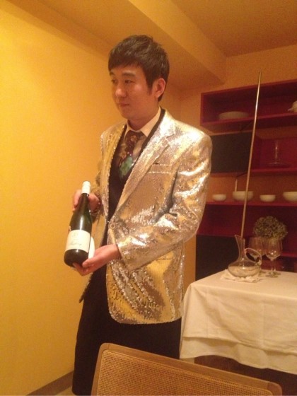 SayNo_love's tweet photo. 청담동 

에서 수 많은 연예인들을 만났는데 내가 한창 좋아했던
배우 이연희님이 방문했을 때 일이다.

그때 SKII라는 화장품 광고 모델로 최고의 전성기를 달리고 
있었고 드라마에서도 여주인공으로 큰 활약을 하고 있었으니
웬만한 남정네들은 안 좋아할 수 없는 그야말로  청춘 만화에서 나 나올법한 첫사랑 소녀 그 자체였다.

아이폰을 썼던 나는 잠금 화면과 배경 화면에
각각 다른 이연희님의 사진으로 저장이 되어 있었는데
그 만화 속 주인공이 내 앞에 앉아 있는 것이었다.
정말이지 놀라지 않을 수가 없었다.
내 눈 앞의 이연희님의 동작 하나하나는
CF를 보고 있는 것만 같았다.

메뉴 설명을 해드리고 스테이크 굽기를 받고
빠지려는 찰나에 나는 기지를 발휘했다.
내 안 주머니에서 핸드폰을 꺼내며 말했다.

<나>
"제가 꿈에서라도 꼭한번 만나 뵙고 싶었던 분이 
지금 제 앞에 있습니다. 제 핸드폰을 한번 봐주시겠습니까?
보셨다면 이연희님께서 직접 밀어서 잠금 해제를 해주세요"

밀어서 잠금 해제를 하신

<이연희님>
"제가 촬영 때문에 와인은 마시지 않으려고 했는데,
안 마실 수가 없게 됐네요"

그렇다 처음부터 와인은 마실 생각이 없었다는 것을 
나는 알고 있었다 보통 메뉴 설명이 끝나고 빠질 때까지
와인 리스트를 펼쳐보지 않고 있다는 것을 예의주시하고 있었기 때문이었고 대부분 그러면 와인은 주문하지 않기 때문이다.

나는 지금 무엇을 말하려고 이렇게 방대하게 연예인을 
서두로 꺼내어 들이미는 것일까? 

그들은 다른 차원의 다른 세계의 사람들이라는 말이다.
돈이 없어서 샴페인 한 병 주문 하고 못하고 하는 사람들이
전혀 아니다. 가격도 크게 관여치 않는다는 것인데,
그들에게 음식과 와인은 하나의 패션이다.

시간을 때우고 배가 고파서 먹는 그런 게 아니란 말이다.
이것을 이해하지 못한다면 절대 그들의 호주머니 속
지갑을 털어 먹을 수가 없다는 말이다.
처음부터 이런 작전을 써먹으려 했던 것은 아니었다.
그냥 얻어 걸렸었던 것이었지 악의적인 마음은 정말
추호도 없었지만,

나는 이것을 빌미로 연예인이 왔다 하기만 하면 
"밀어서 장금 해제" 방법을 써먹었다.

한고은님이 왔을 때는 샴페인 5병을 팔았다.
나보고 고수라고 매니져 번호를 주시며 나중에 결혼하면 
하객으로 가겠다고 했다. (그 전화번호 아직 저장되어 있다)

SES 멤버이셨던 가수 바다님이 왔을 때는 "암쏘 메에~"
하며 손가락 돌리면서 춤까지 춰서 샴페인 7병을 팔아제꼈다.

이까지 읽고 무슨 생각이 드는가? 내가 광대 같은가?
내가 월급루팡에 오피스빌런이라고 생각되는 사람 손!
뜨끔하지 않나? 

같은 공간에서 같은 시간을 쓰고 있지 않은가?
기왕 일하는 거 남들과 다르게 하고 싶었다.  
그 누구도 시도하지 않은 것을 하고 싶었다.
아무도 생각해내지 못한 것들을 하고 싶었다.
코르크맨도 자주 오시는 손님들께 여러 번 해드리다 보니까
약빨이 떨어지는 것 같았다. 

그래서 나는 종로에 있는 낙원상가로 가서
딴따라 밤 무대 의상인
"빤짝이 옷"을 맞춰 입었다.

나는 어떻게 하면 어떻게 하면 와인 매출을 폭발 시킬 수
있을지 오직 그것만 고민 또 고민 하였다. 
이런 나의 행위 예술은 기본적으로 와인에 대한 전반적인
지식을 깔고 있었기에 가능했지 퍼포먼스만 잘한다고 되는 것은 아니라고 생각했다. 그래서 더욱더 와인을 파고 들었다.

나는 포도나무가 되고 싶었다. 
나는 나무 인간이 되고 싶었던 것이다.

그래서 나는 모쿠진이다. (일본어 모쿠: 나무 / 진: 사람)

아무것도 아닌 글 인 것 같지만 일주일을 고민하고,
토요일에서 일요일까지 썼습니다.
전문적인 와인에 대한 내용은 충분히 찾으시면 얼마든지
얻을 수 있는 세상 입니다. 
제가 지도를 펼쳐 여기가 북부 중부 남부로 나누어 
어느 지역에서 어떤 포도 품종이 유명합니다.
그러니 이것을 외우시고요, 보르도 와인은 1등급부터 5등급이 있는데 그랑크뤼가 이거고요 세컨이 이거구요,
이런 글을 썼다면 그 것을 아는 극 소수의 분들만 이해를 하셨을 겁니다. 

러시아 황실에서는 예로부터 너무 추워서 잠을 이루지 못하는
자녀들에게 벨루가(철갑상어알)을 크리스탈 샴페인에 넣어서 
마시게 해서 잠을 재웠다느니,
포아그라(거위 간) 드실 때 샤또디켐을 드셔야,
샤또 오브리옹 올드빈티지는 디켄팅을 하기 전에 병을 이틀전에 세워두고,
뭐 이런 딥하게 들어가야 되는 부분은 언젠가 저도 글을 쓰다
보면 해야 할 순간이 언젠가는 오겠죠. 그건 그때 하겠습니다.

그러니 퍼스트 클래스 타고 다니시는 와인 고수 형님들은 
모쿠진 저의 글을 귀엽게 봐주십쇼^^
(저 DRC, 빼뚜르스, 르팽, 5대샤또,앙리자이에 크로 파랑투)
다 마셔 봤습니다. 형님들 에헴!

왜 와인 병 모양이 어떤 것은 이렇고 저런지
와인잔은 왜 이렇게 종류가 많은지
나는 어떤 와인이 내 취향일지 아직도 잘 모르시는 분들이 
퍼스트 클래스에서 와인 고르는 형님들보다 더 많다고
생각 됩니다. 
실질적으로 코스트코나 이마트 때로는 백화점이나 샵에서
와인을 구매하시는 분들이 더 많으실거라 생각되어,
그런 엑친분들 트친분들의 고민을 좀 덜어 주고자 하는
마음도 크고요. 

벌써 새벽 4시네요, 진심을 담아서 진실하게 썼습니다.
저도 이제 자야겠어요^^
오래된 이태리 속담을 끝으로 글을 마치겠습니다.

"잘 먹고 잘 입으면 성공한다"

그러니,

"먹고 기도하고 사랑하라"