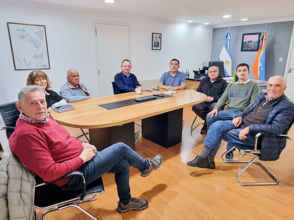 Historia y presente de Río Grande.

El Club Social cumplió y hoy vuelve a cumplir un rol comunitario muy importante para nuestra ciudad.

Felicitaciones a la nueva comisión del club: Héctor Austin, José Santiago Calixto, Miguel Ángel “Lito” Castro y Benigno “Coco” Sevillano.