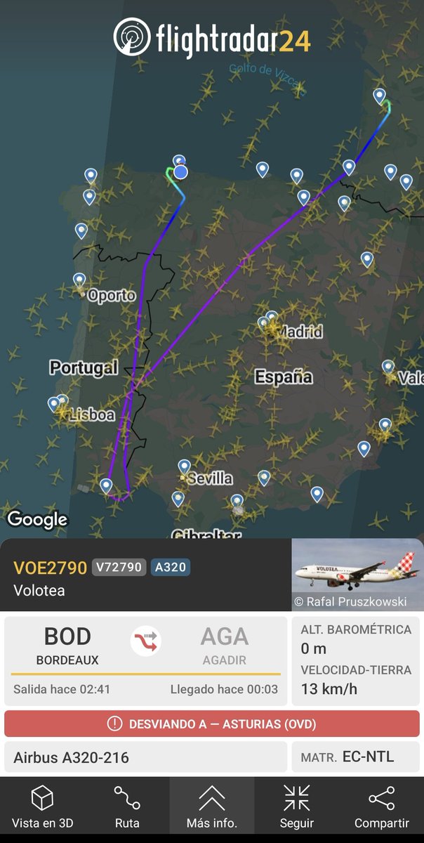 juan_chaoo's tweet photo. @Fly_AsturiasOVD alguna idea de la razón de este desvío tan curioso? Están los bomberos esperando el avión en pista. https://t.co/0U8y3U70VW