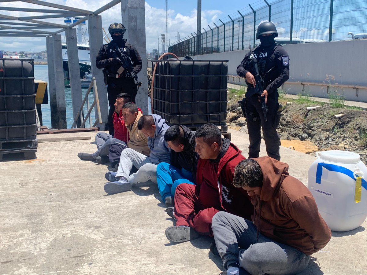 mmendozabelen's tweet image. ⚠️| Once detenidos en tres operaciones contra el narcotráfico en la que participó Estados Unidos. Los sospechosos y la droga llegaron al puerto de #Manta, en Manabí:  

1. En aguas internacionales, se logró el decomiso de 1,95 toneladas de droga y la captura de dos ecuatorianos.