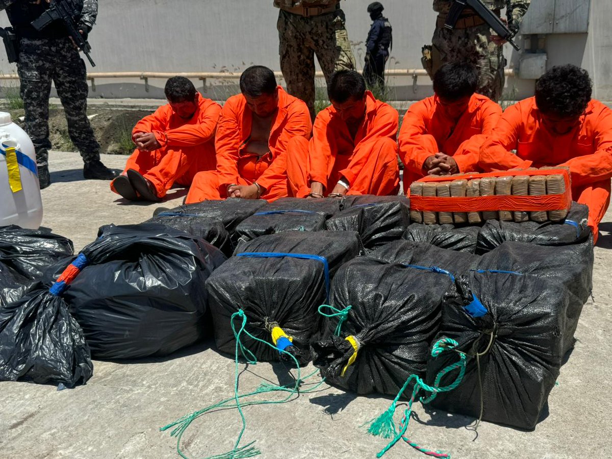 mmendozabelen's tweet image. ⚠️| Once detenidos en tres operaciones contra el narcotráfico en la que participó Estados Unidos. Los sospechosos y la droga llegaron al puerto de #Manta, en Manabí:  

1. En aguas internacionales, se logró el decomiso de 1,95 toneladas de droga y la captura de dos ecuatorianos.