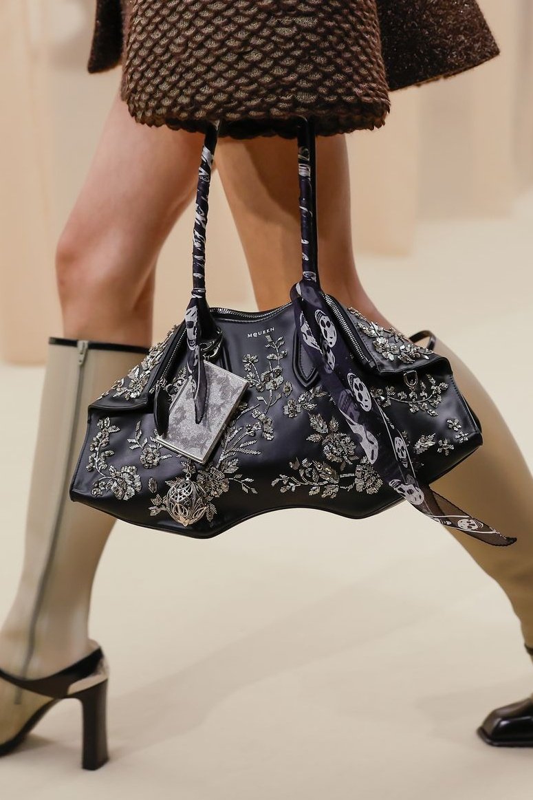 La Mode Unknown tweet media