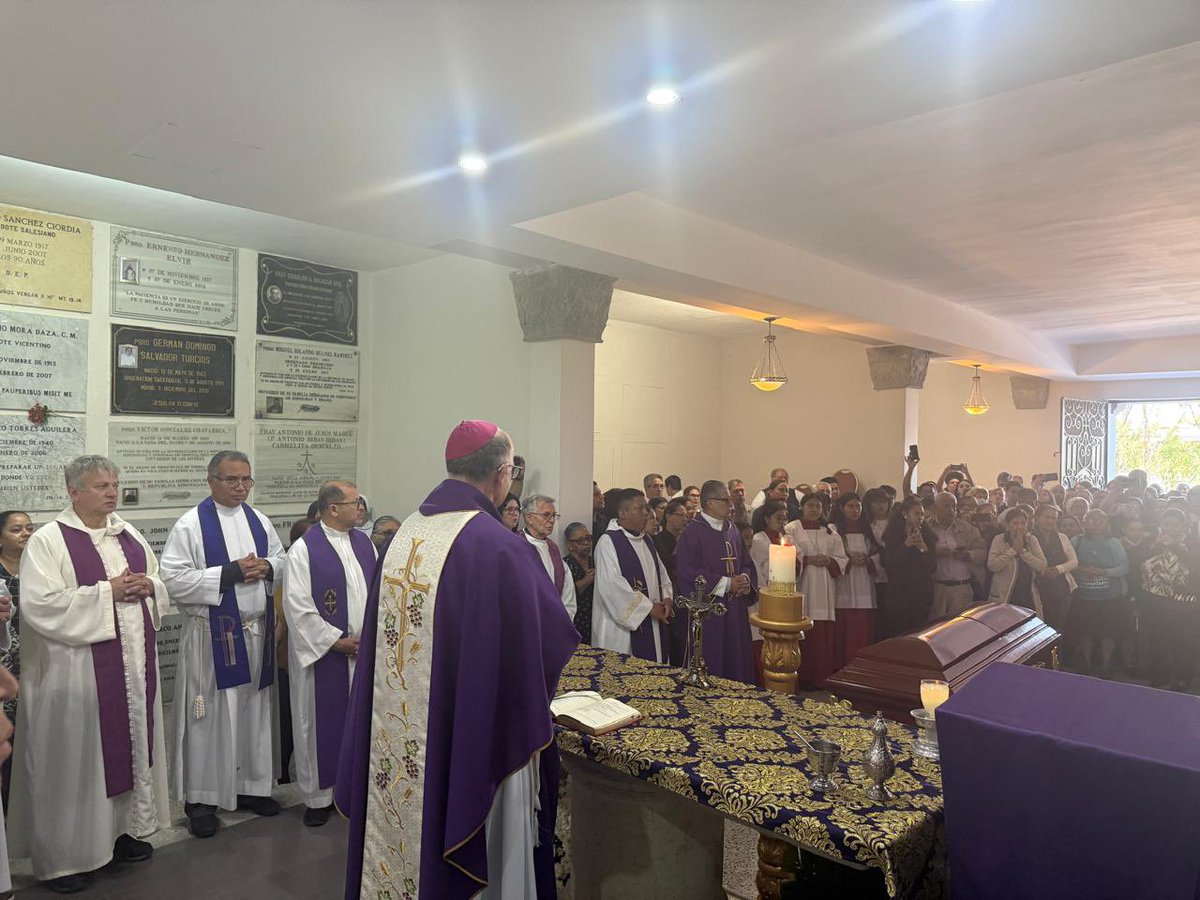 suyapamedios's tweet photo. 🙏🏻🖤 La familia presbiteral de la Arquidiócesis de Tegucigalpa y la feligresía de la Parroquia Medalla Milagrosa asistieron a la Misa de Exequias del Padre Eladio Giménez, quien fue llamado a la casa del Padre, y ya vive su Pascua eterna. https://t.co/IVab22xxUd