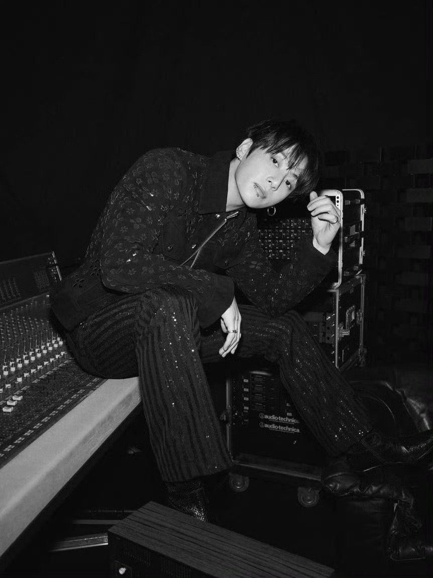 HE LOOKS SO GOOD????