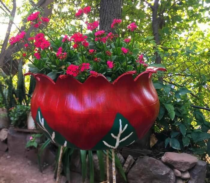 ayebalemosesjr's tweet photo. This Tyre planter is made from old tires.lets #recyle #diy https://t.co/wqLLbqhrTu