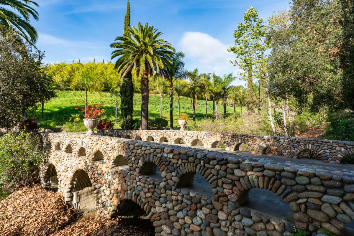 LuxuryRealEstate.com tweet media