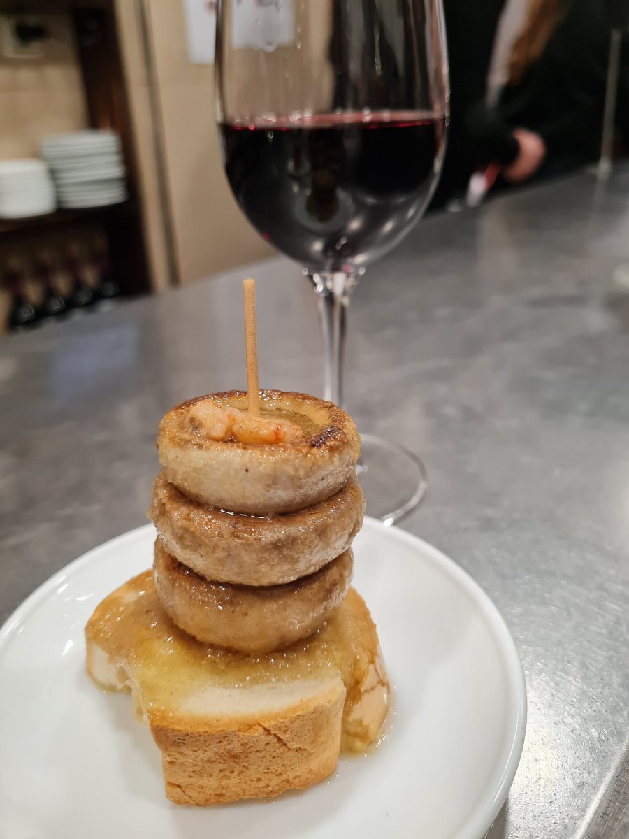 comoju's tweet image. Es imposible venir a la Calle Laurel de Logroño y probar todas las #tapas que te apetecen. Entre #pinchos y copas de #vino de la zona (Rioja)... ésto se hace un poco complicaillo 😁
@callelaurel_ @lariojacapital @visitalogrono
