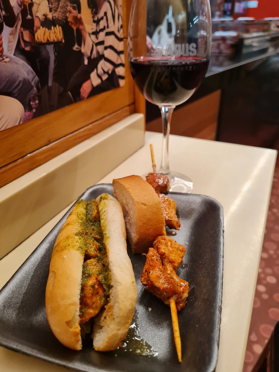 comoju's tweet image. Es imposible venir a la Calle Laurel de Logroño y probar todas las #tapas que te apetecen. Entre #pinchos y copas de #vino de la zona (Rioja)... ésto se hace un poco complicaillo 😁
@callelaurel_ @lariojacapital @visitalogrono