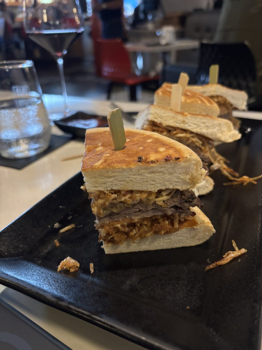FoodForRoyalty's tweet photo. Sandwich de Bistec de Wilos https://t.co/gPaAg40OfD
