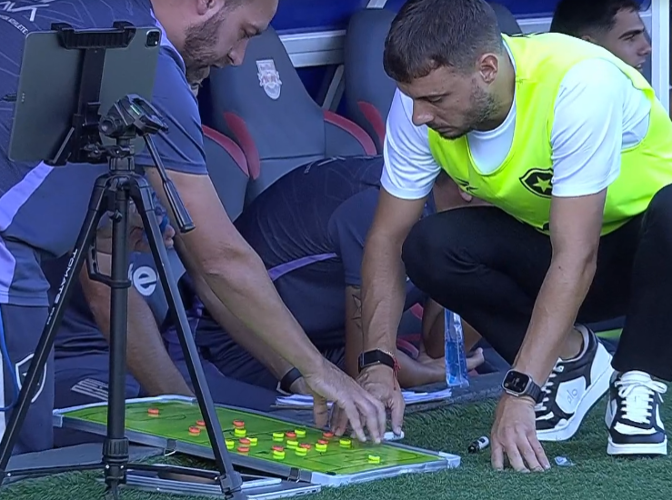 Time se fudendo e ele jogando futebol de botão!