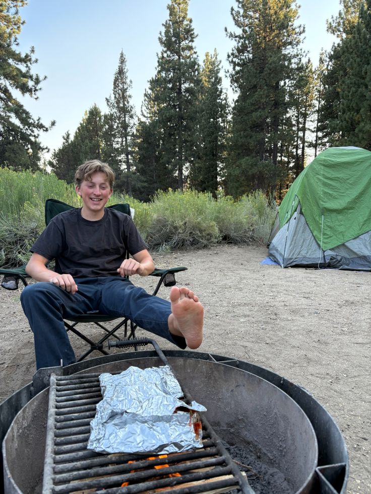 BarefootMales tweet media