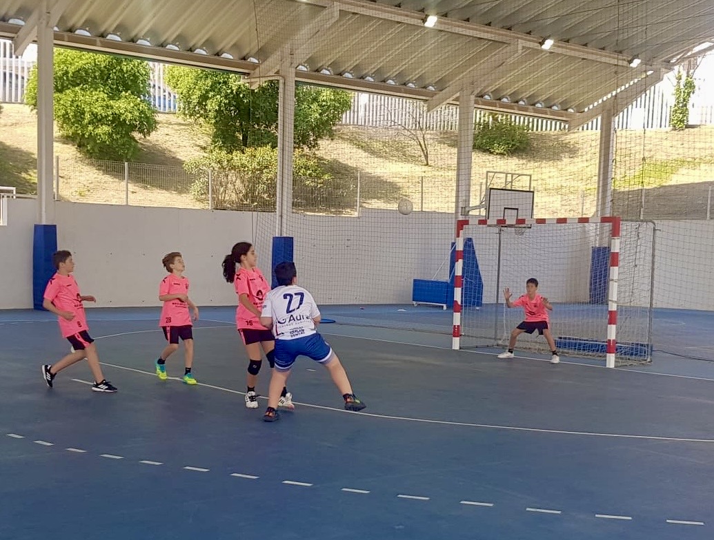 deportesrinconv's tweet photo. 🤾🏻♂️ Gran jornada de balonmano con el II Torneo Rincón de la Victoria #LlenodeVida en el Pabellón Rubén Ruzafa.
📸🏆 El concejal de Deportes, @ajmartinrincon, junto al edil Sergio Díaz, ha entregado los premios de este evento organizado por @BalonmanoRincon.
#RincónEsDeporte https://t.co/zbvuhYAvB6