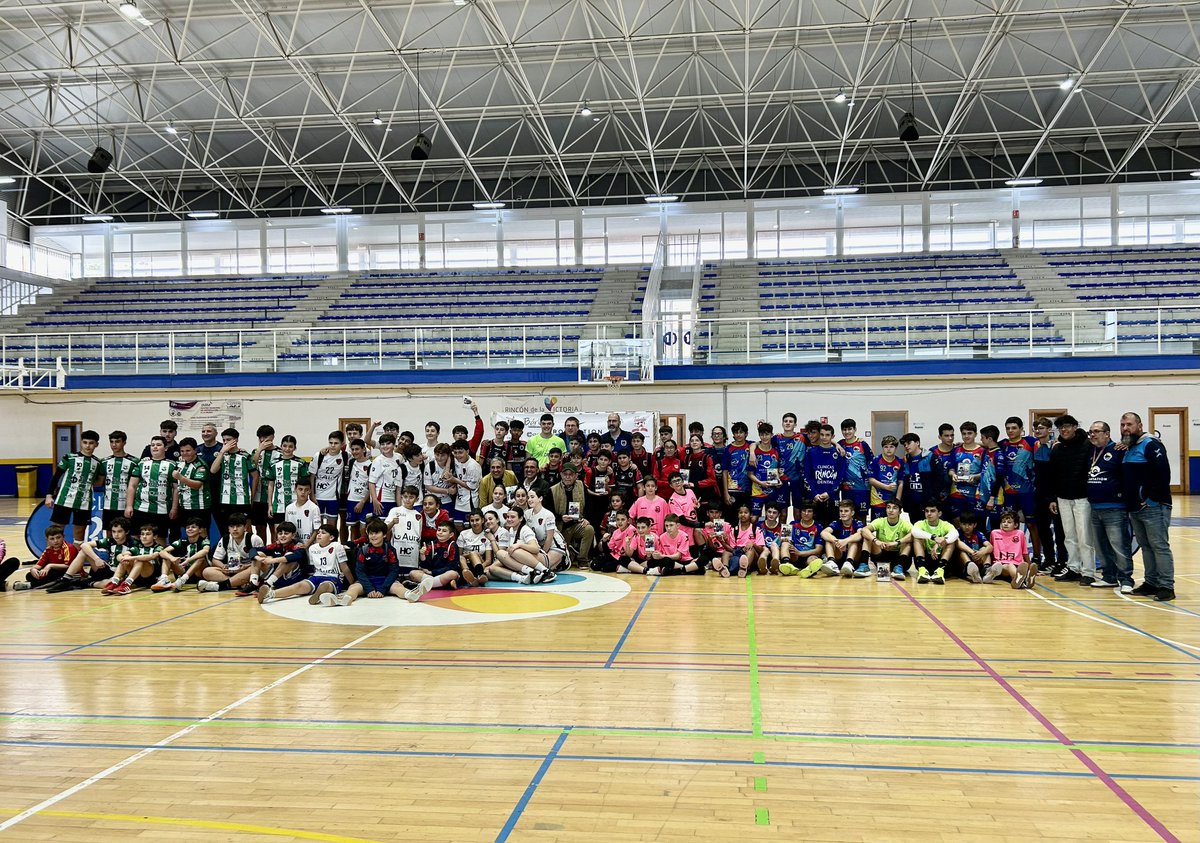 deportesrinconv's tweet photo. 🤾🏻♂️ Gran jornada de balonmano con el II Torneo Rincón de la Victoria #LlenodeVida en el Pabellón Rubén Ruzafa.
📸🏆 El concejal de Deportes, @ajmartinrincon, junto al edil Sergio Díaz, ha entregado los premios de este evento organizado por @BalonmanoRincon.
#RincónEsDeporte https://t.co/zbvuhYAvB6