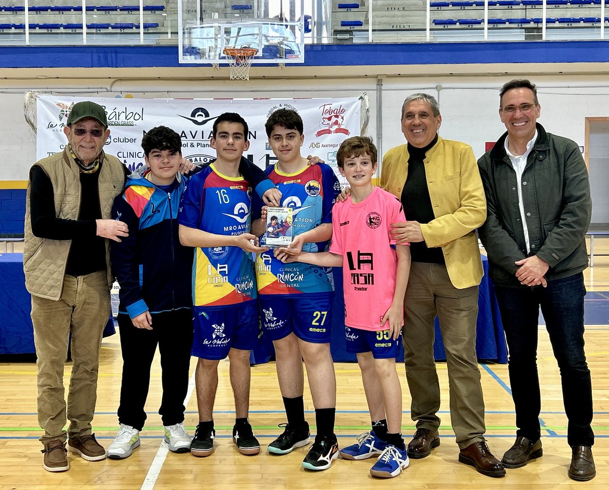 deportesrinconv's tweet photo. 🤾🏻♂️ Gran jornada de balonmano con el II Torneo Rincón de la Victoria #LlenodeVida en el Pabellón Rubén Ruzafa.
📸🏆 El concejal de Deportes, @ajmartinrincon, junto al edil Sergio Díaz, ha entregado los premios de este evento organizado por @BalonmanoRincon.
#RincónEsDeporte https://t.co/zbvuhYAvB6