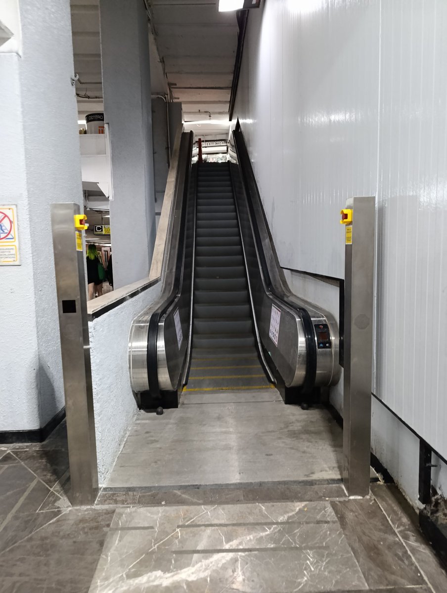 Si las acaban de cambiar,  por qué no funcionan <a href="/MetroCDMX/">MetroCDMX</a> ? Llevan toda la semana apagadas. Estación centro medico, dirección Pantitlán, las primeras y las segundas escaleras.