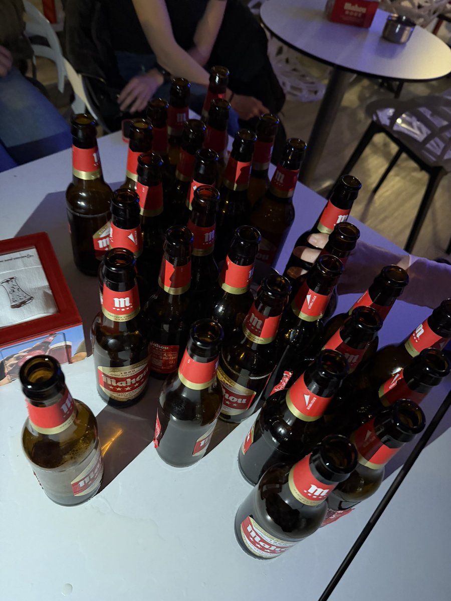 Pásame la botella,
Voy a beber 
en nombre de ella 💙