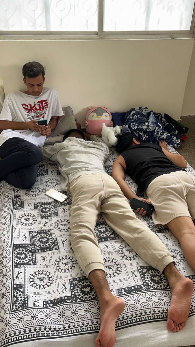 BarefootMales tweet media