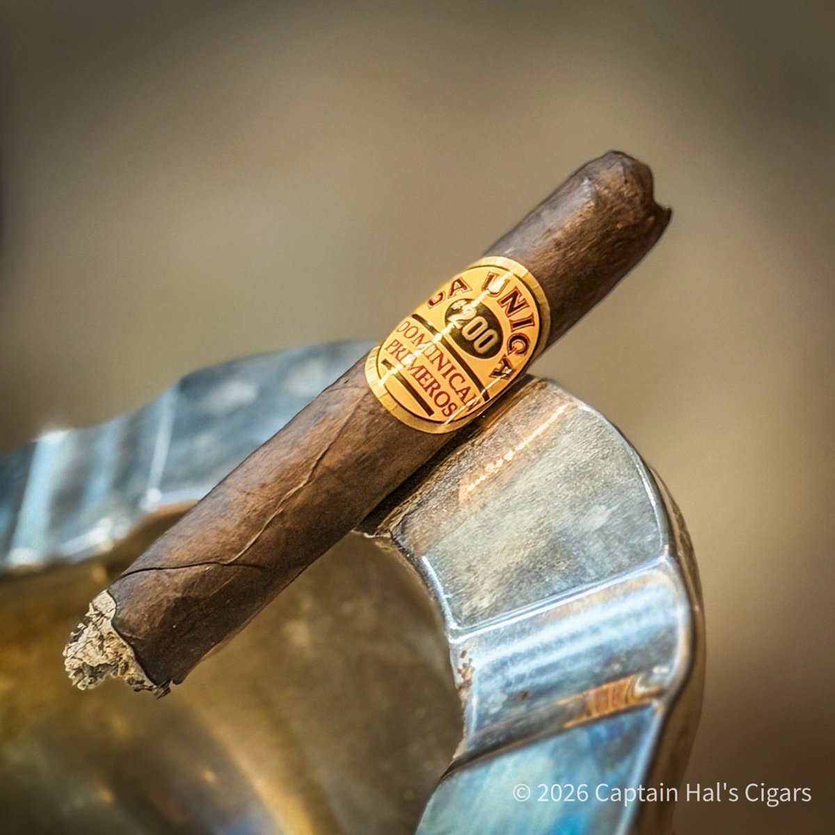 CaptainHal47's tweet photo. Today’s humidor pick: La Unica 200. A smooth mild-to-medium classic. That Connecticut wrapper delivers solid notes of cedar, roasted nuts, and cream. Reliable, well-balanced, and never misses.  
What would you pair with this stick?
#LaUnica #CigarLife #JCNewman https://t.co/5GrbN1cOZf