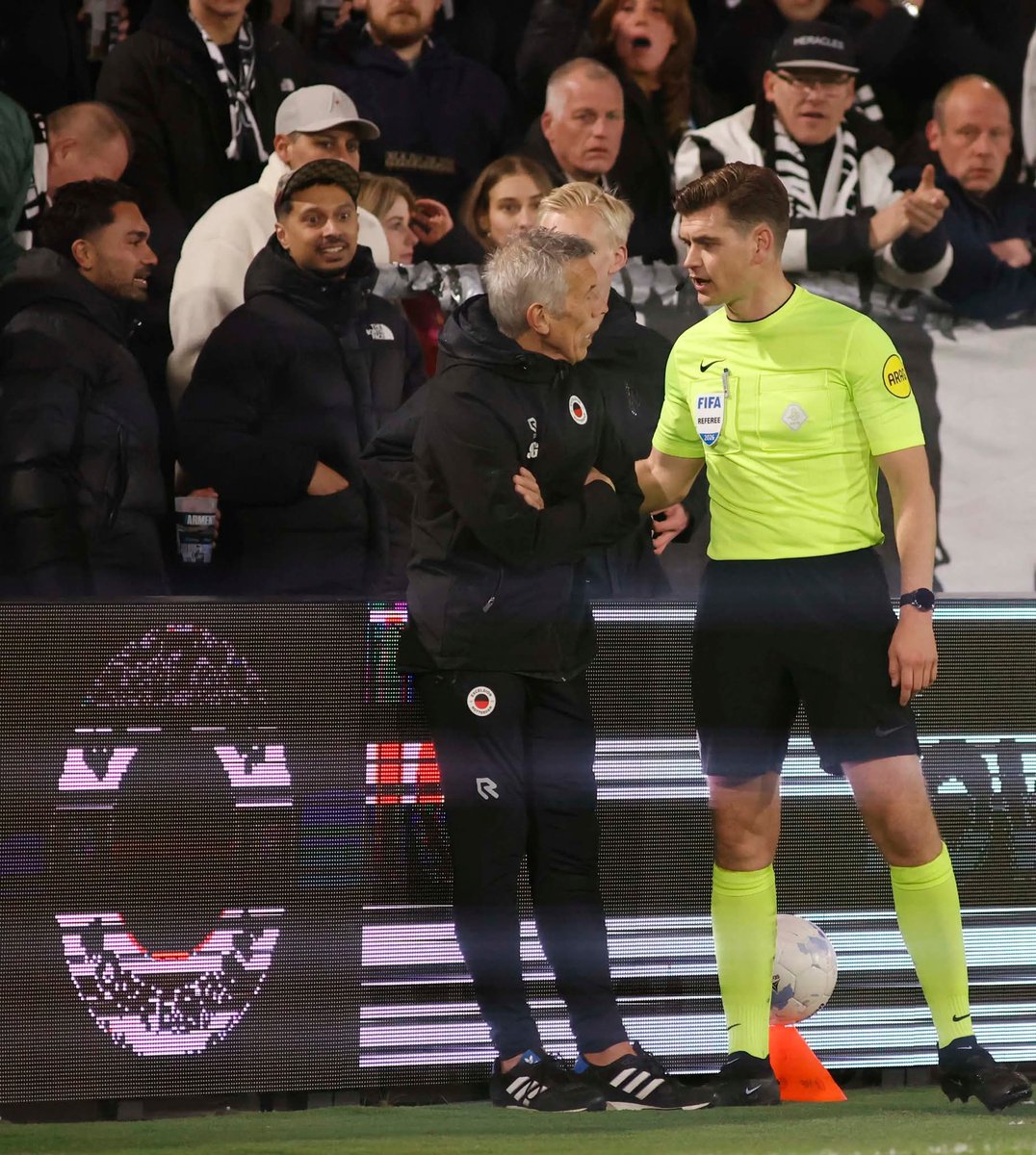 historie3's tweet photo. Je staat een beetje voor Jan l"l als je de hele wedstrijd bij een pion gaat staan. En in de rust met de middelvingers omhoog naar de kleedkamer gaat.
#herexc #excelsior #heracles https://t.co/qMhIroyJpn