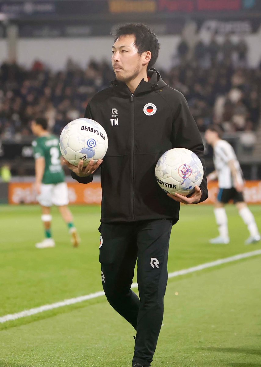 historie3's tweet photo. Je staat een beetje voor Jan l"l als je de hele wedstrijd bij een pion gaat staan. En in de rust met de middelvingers omhoog naar de kleedkamer gaat.
#herexc #excelsior #heracles https://t.co/qMhIroyJpn