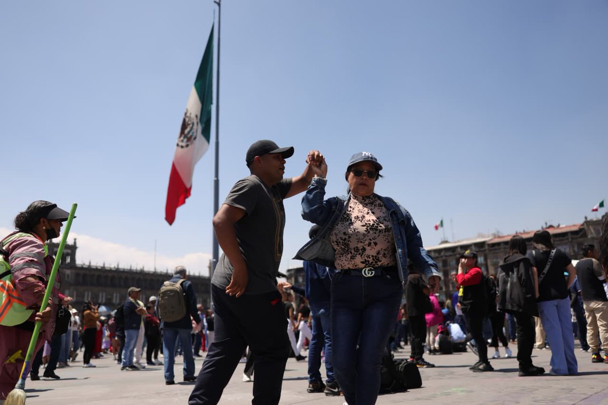 heraldodemexico's tweet photo. 🎶🌆 Un día entero de cumbia y salsa en el corazón de la CDMX
El 4º Gran Baile de Sonideras y Sonideros encendió el Zócalo capitalino como parte del Festival Noche de Primavera 2026, este 21 de marzo.
📸: Pablo López
#Sonideros #Cumbia #Salsa #ZócaloCDMX #NocheDePrimavera2026 https://t.co/w3PfaHkKDh