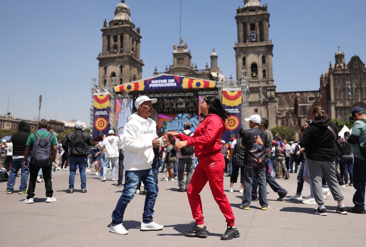 heraldodemexico's tweet photo. 🎶🌆 Un día entero de cumbia y salsa en el corazón de la CDMX
El 4º Gran Baile de Sonideras y Sonideros encendió el Zócalo capitalino como parte del Festival Noche de Primavera 2026, este 21 de marzo.
📸: Pablo López
#Sonideros #Cumbia #Salsa #ZócaloCDMX #NocheDePrimavera2026 https://t.co/w3PfaHkKDh