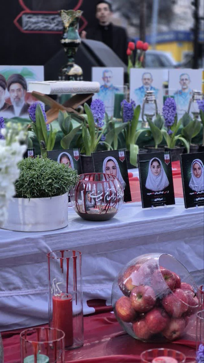 وقتی کنار هم هر شب فریاد می‌زنیم : مرگ بر اسرائیل و مثل مولامون رجز می‌خونیم و پرچم مقدسمون رو به دست می‌‌گیریم،
فقط به این فکر می‌کنم که این تجمع ها بیشتر به من نیاز داره یا من به اون؟!

عجب معجزه ایه این حضور شگفت آور ما کنار هم...
#تا_پای_جان_برای_ایران
#ایران_پیروز