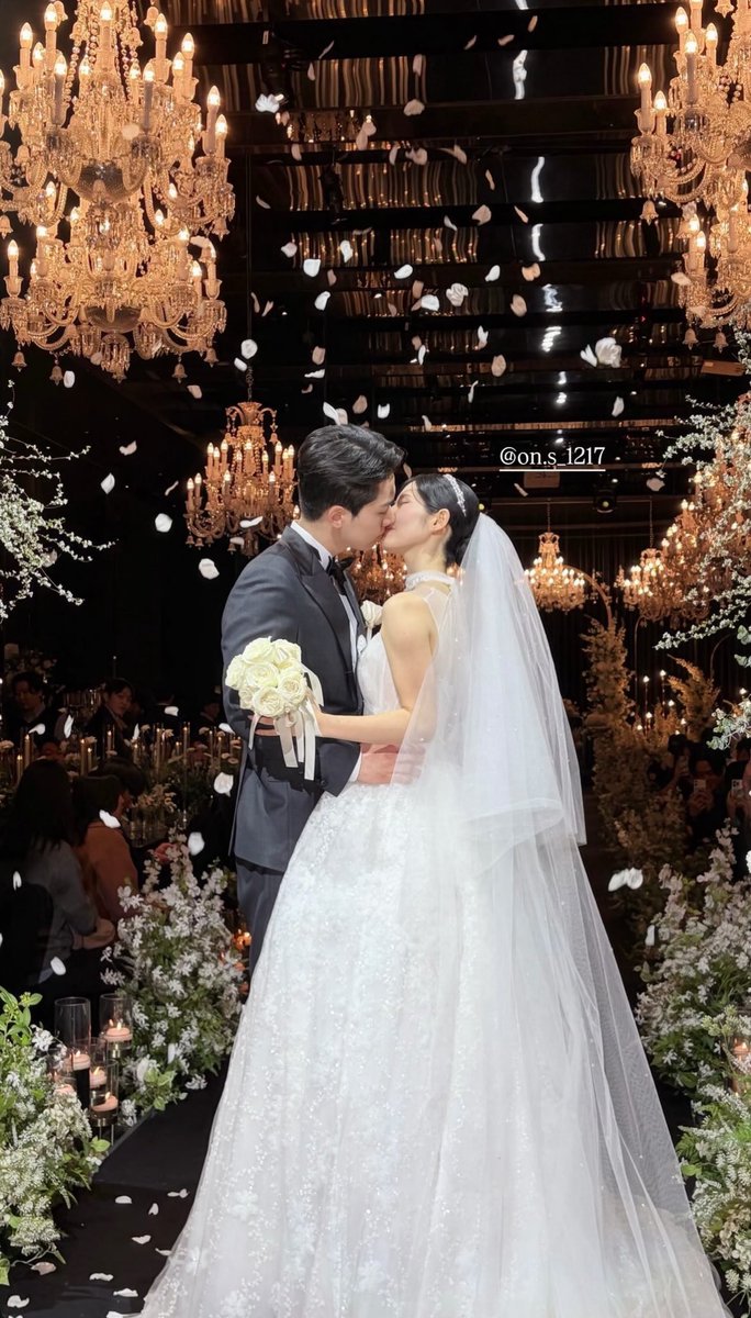 SATURDAY members have reunited at former SATURDAY member Sion's wedding!

Congratulations to the couple🥳🥂